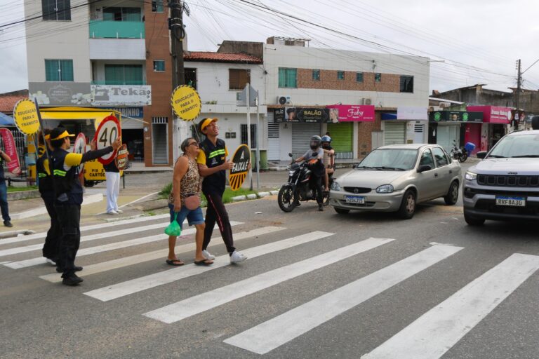 Forró na Faixa: SMTT dá continuidade às ações educativas sobre travessia segura na avenida Gasoduto