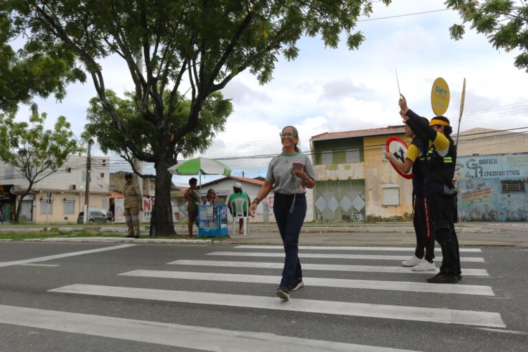 Forró na Faixa: SMTT dá continuidade às ações educativas sobre travessia segura na avenida Gasoduto