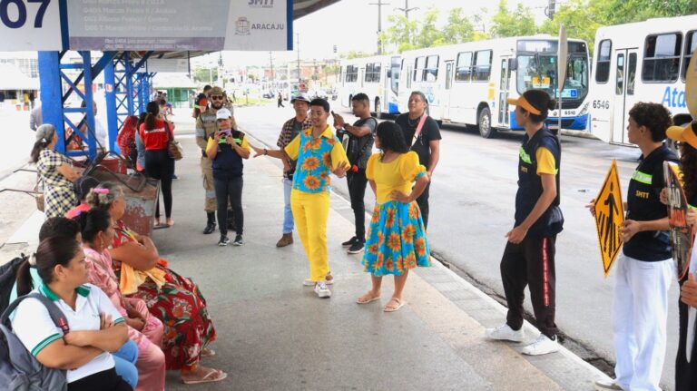 Forró na faixa: SMTT leva conscientização sobre segurança no trânsito ao bairro Santos Dumont
