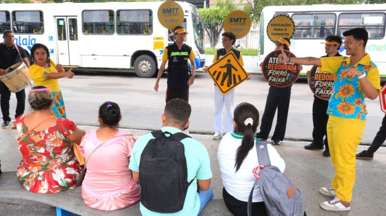 Forró na faixa: SMTT leva conscientização sobre segurança no trânsito ao bairro Santos Dumont