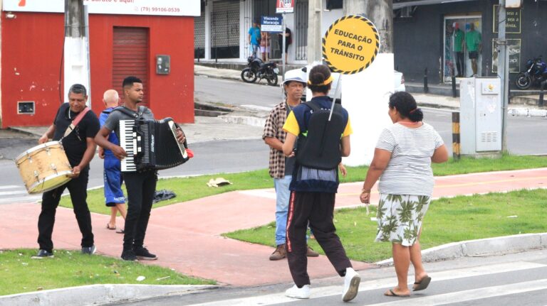 Forró na faixa: SMTT leva conscientização sobre segurança no trânsito ao bairro Santos Dumont