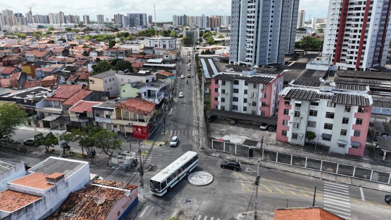 Testes de semáforos alteram circulação em dois cruzamentos da avenida Adélia Franco neste fim de semana