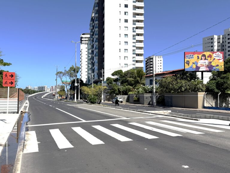 Ação da SMTT promove conscientização sobre respeito à faixa de pedestres na avenida Beira Mar