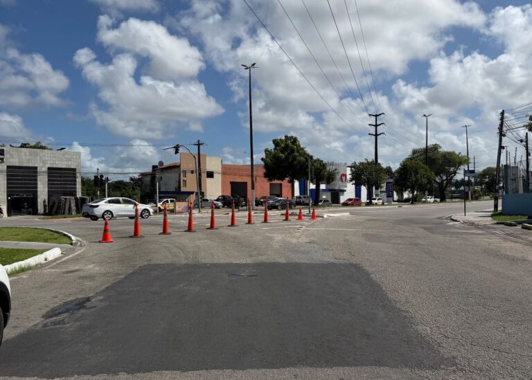 Prefeitura realiza reparo em conjunto semafórico da Tancredo Neves e orienta condutores sobre bloqueio temporário e rotas alternativas