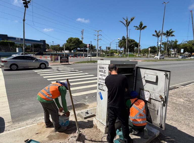 Prefeitura realiza reparo em conjunto semafórico da Tancredo Neves e orienta condutores sobre bloqueio temporário e rotas alternativas