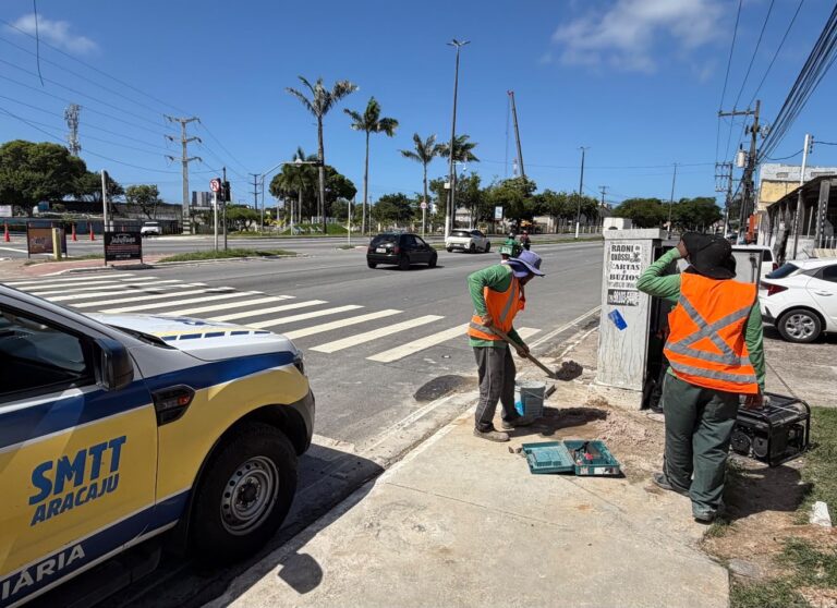 Prefeitura realiza reparo em conjunto semafórico da Tancredo Neves e orienta condutores sobre bloqueio temporário e rotas alternativas