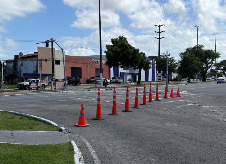 Prefeitura realiza reparo em conjunto semafórico da Tancredo Neves e orienta condutores sobre bloqueio temporário e rotas alternativas