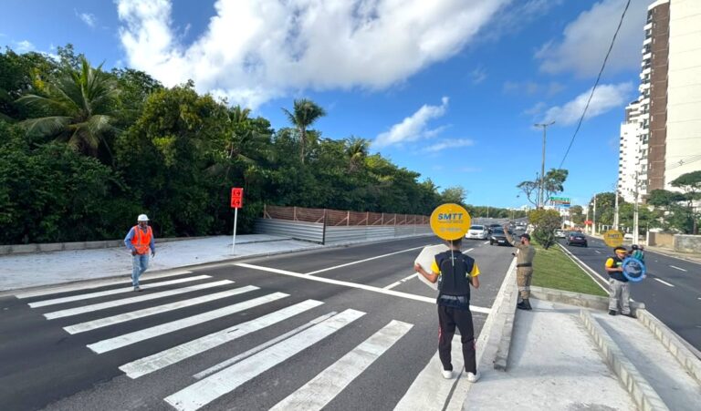 SMTT leva conscientização sobre travessia segura à avenida Beira Mar