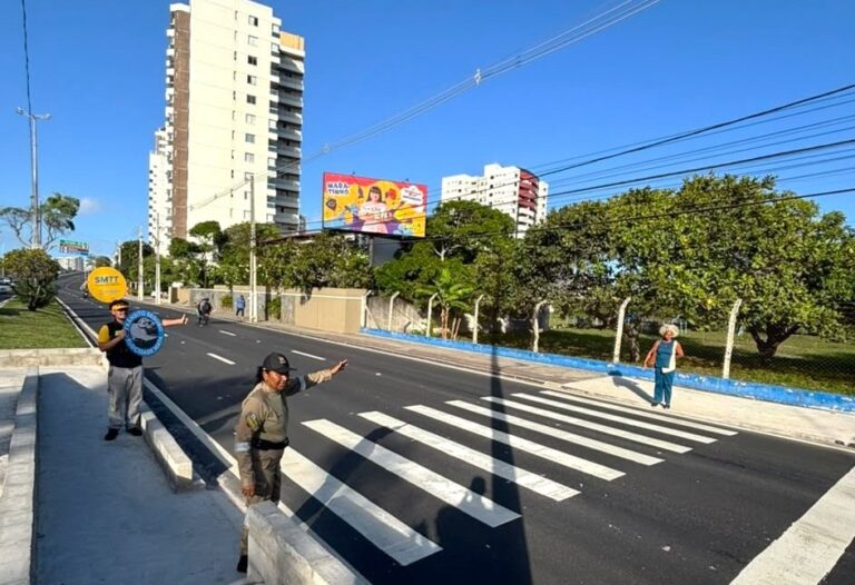 SMTT leva conscientização sobre travessia segura à avenida Beira Mar