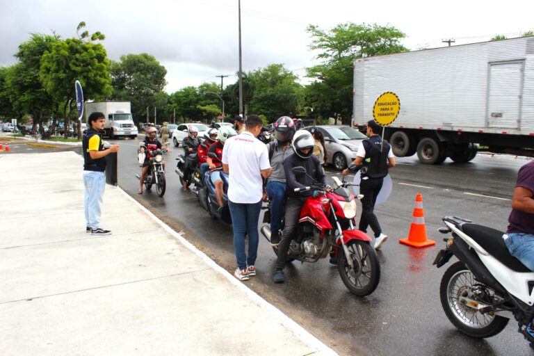 SMTT de Aracaju realiza blitz educativa em alusão ao Dia do Motociclista Transporte e Trânsito