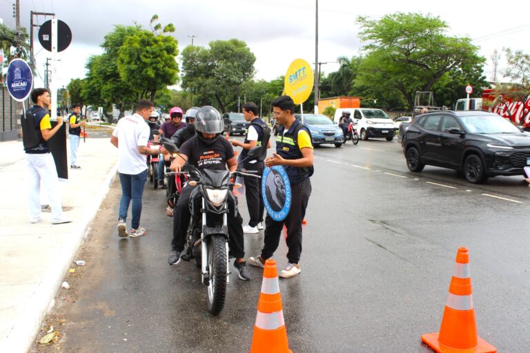 SMTT de Aracaju realiza blitz educativa em alusão ao Dia do Motociclista Transporte e Trânsito