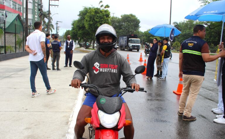 SMTT de Aracaju realiza blitz educativa em alusão ao Dia do Motociclista Transporte e Trânsito