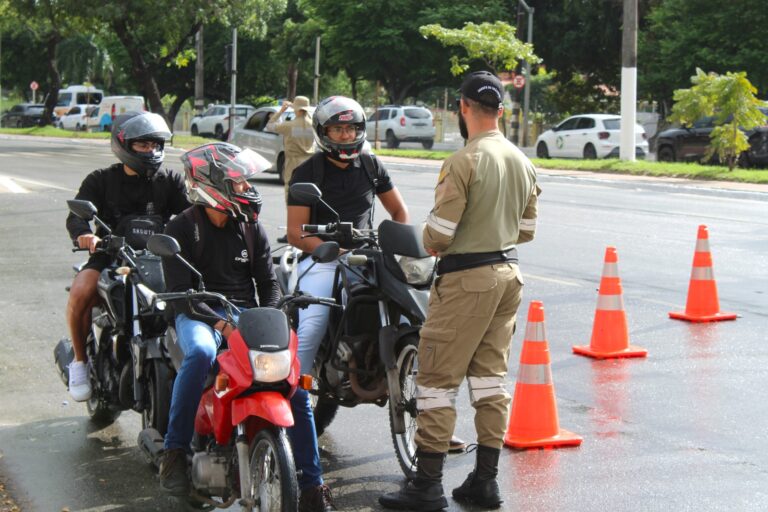 SMTT de Aracaju realiza blitz educativa em alusão ao Dia do Motociclista Transporte e Trânsito