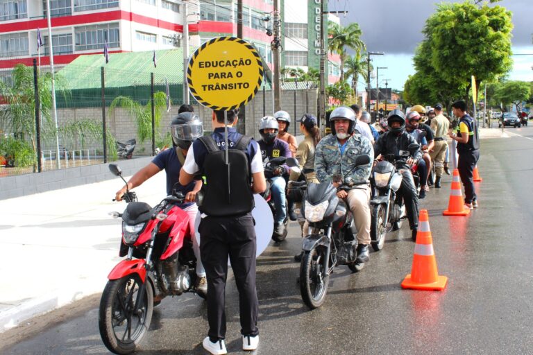 SMTT de Aracaju realiza blitz educativa em alusão ao Dia do Motociclista Transporte e Trânsito