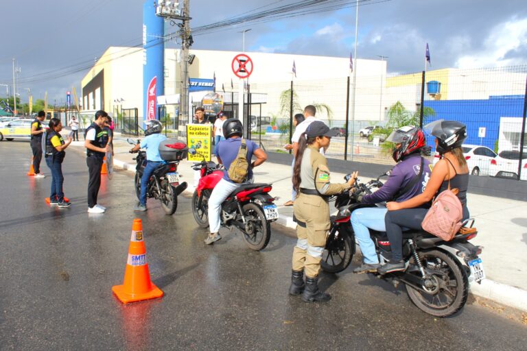 SMTT de Aracaju realiza blitz educativa em alusão ao Dia do Motociclista Transporte e Trânsito