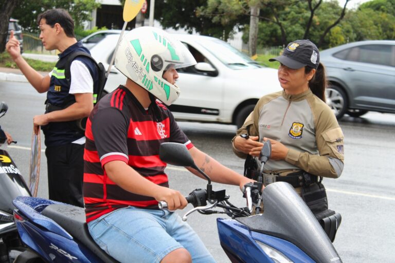 SMTT de Aracaju realiza blitz educativa em alusão ao Dia do Motociclista Transporte e Trânsito