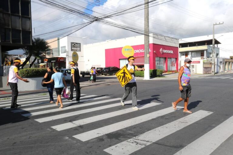 Ação da SMTT promove conscientização sobre respeito à faixa de pedestres na avenida Beira Mar