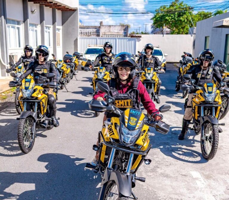 Prefeita Emília Corrêa entrega 15 novas motos para reforçar atuação da SMTT na capital