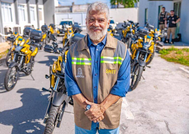 Prefeita Emília Corrêa entrega 15 novas motos para reforçar atuação da SMTT na capital