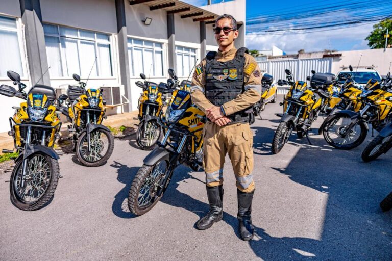 Prefeita Emília Corrêa entrega 15 novas motos para reforçar atuação da SMTT na capital