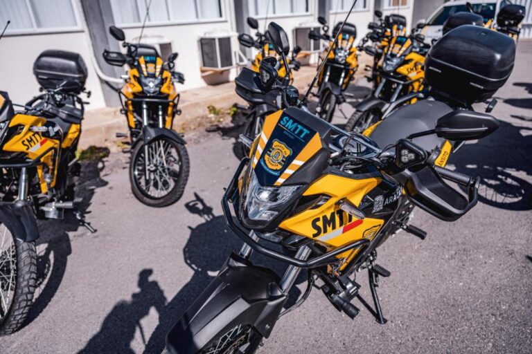Prefeita Emília Corrêa entrega 15 novas motos para reforçar atuação da SMTT na capital