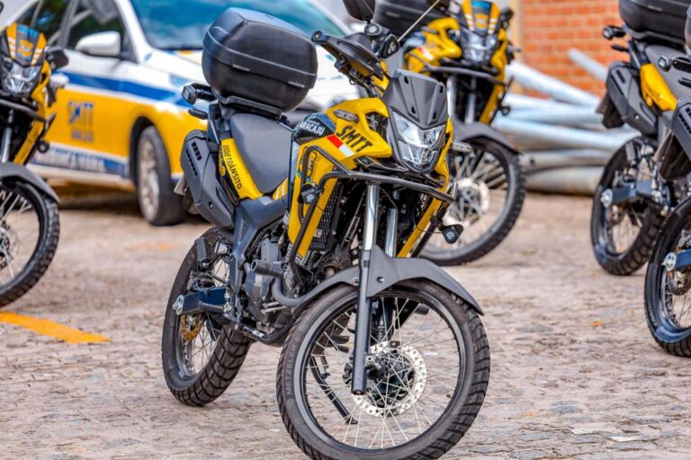 Prefeita Emília Corrêa entrega 15 novas motos para reforçar atuação da SMTT na capital