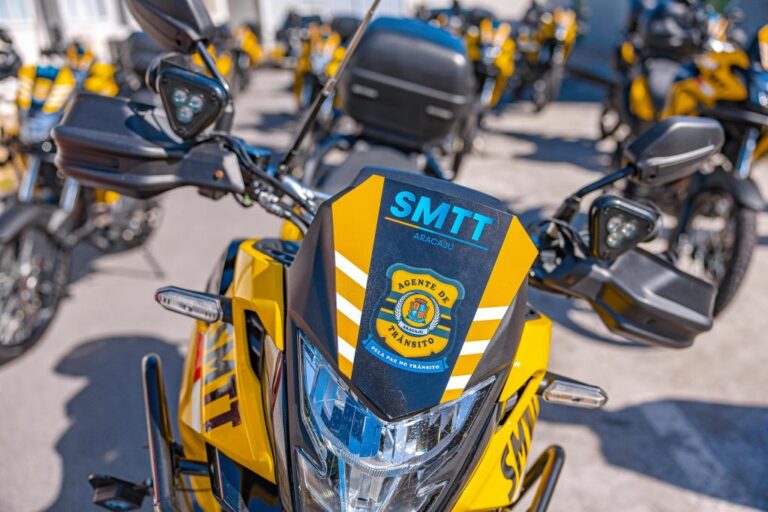 Prefeita Emília Corrêa entrega 15 novas motos para reforçar atuação da SMTT na capital