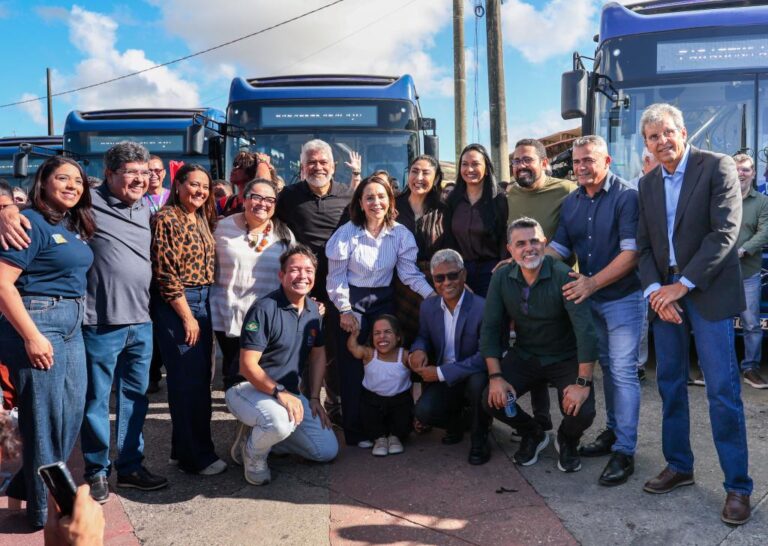 Prefeita Emília entrega mais 15 ônibus elétricos à população e anuncia novos investimentos no transporte coletivo