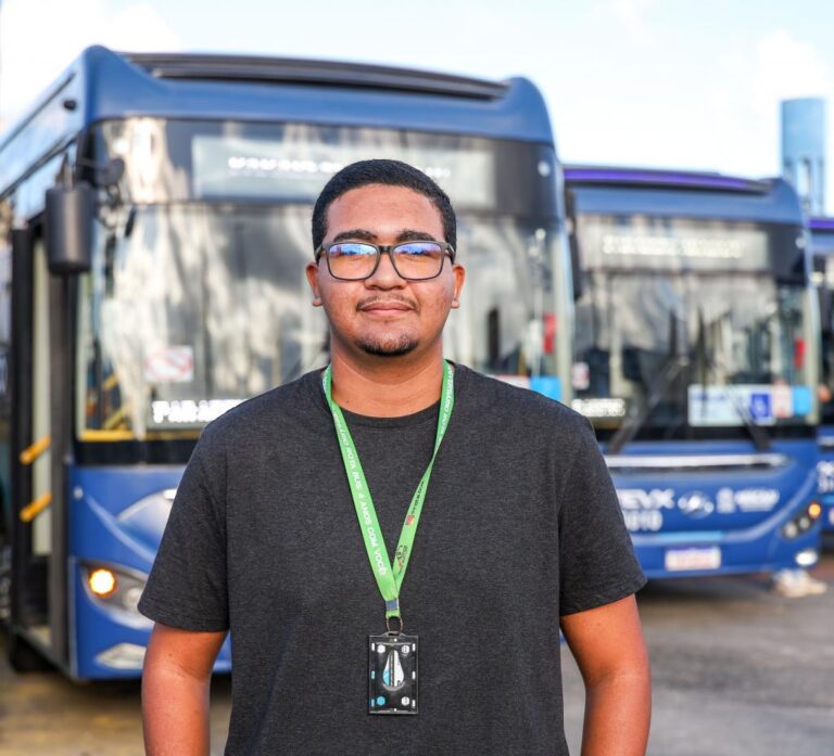 Prefeita Emília entrega mais 15 ônibus elétricos à população e anuncia novos investimentos no transporte coletivo