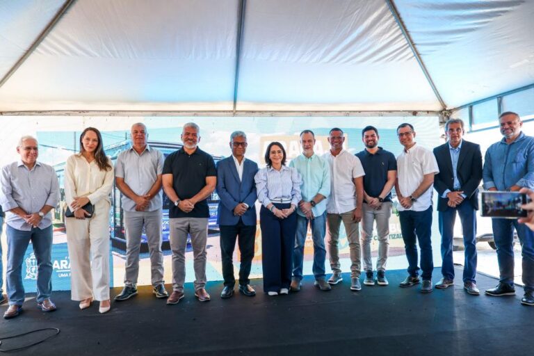 Prefeita Emília entrega mais 15 ônibus elétricos à população e anuncia novos investimentos no transporte coletivo