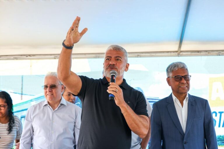 Prefeita Emília entrega mais 15 ônibus elétricos à população e anuncia novos investimentos no transporte coletivo