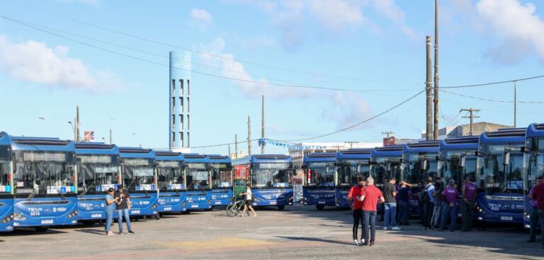 Prefeita Emília entrega mais 15 ônibus elétricos à população e anuncia novos investimentos no transporte coletivo