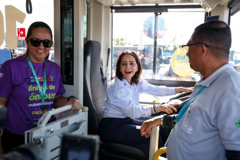 Prefeita Emília entrega mais 15 ônibus elétricos à população e anuncia novos investimentos no transporte coletivo