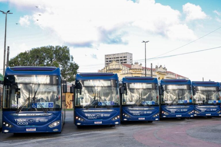 Prefeita Emília entrega mais 15 ônibus elétricos à população e anuncia novos investimentos no transporte coletivo