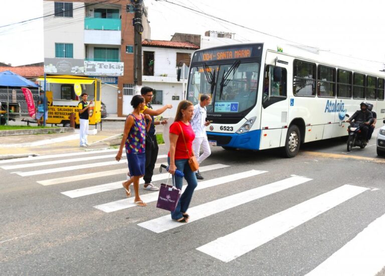 Prefeitura reforça segurança no trânsito com campanha de valorização da faixa de pedestres