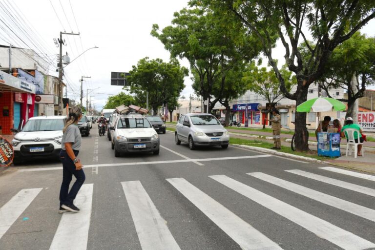 Prefeitura reforça segurança no trânsito com campanha de valorização da faixa de pedestres
