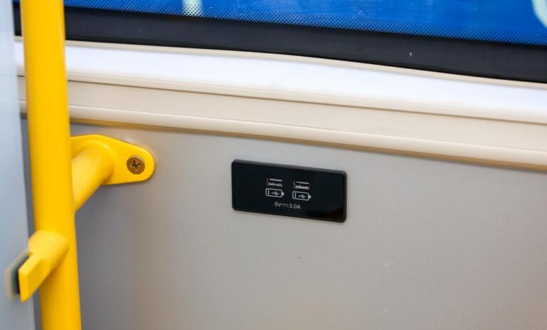 Prefeita Emília entrega mais 15 ônibus elétricos à população e anuncia novos investimentos no transporte coletivo