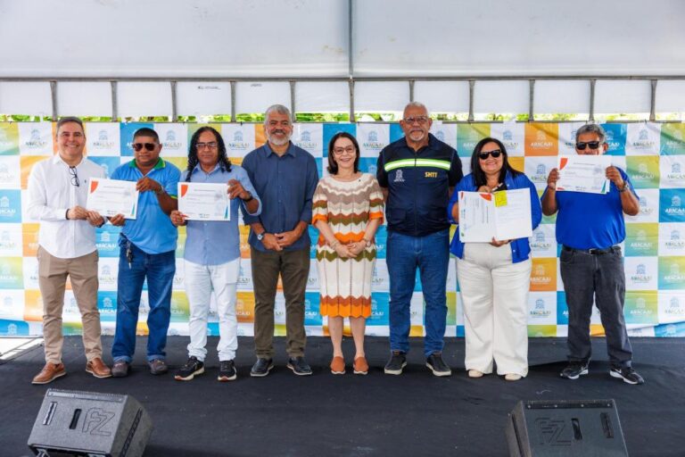 Prefeita Emília entrega autorizações e consolida vitória do transporte complementar