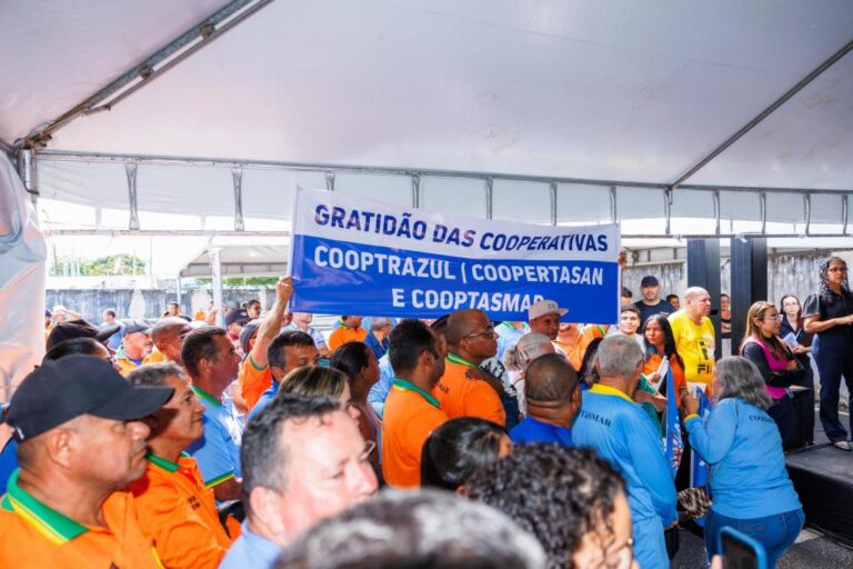 Prefeita Emília entrega autorizações e consolida vitória do transporte complementar