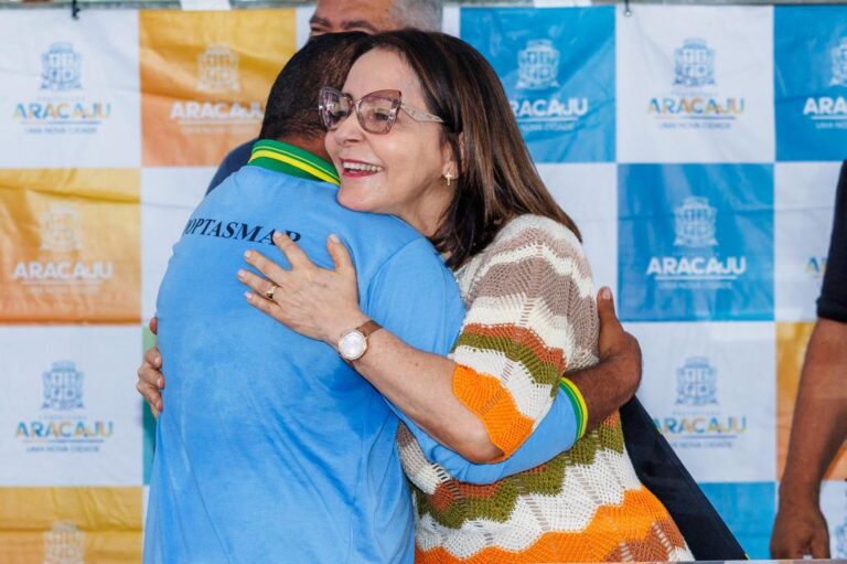 Prefeita Emília entrega autorizações e consolida vitória do transporte complementar
