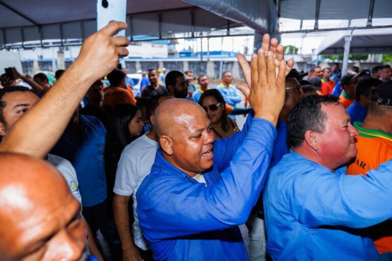 Prefeita Emília entrega autorizações e consolida vitória do transporte complementar