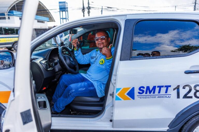Prefeita Emília entrega autorizações e consolida vitória do transporte complementar