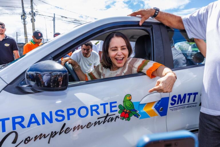 Prefeita Emília entrega autorizações e consolida vitória do transporte complementar