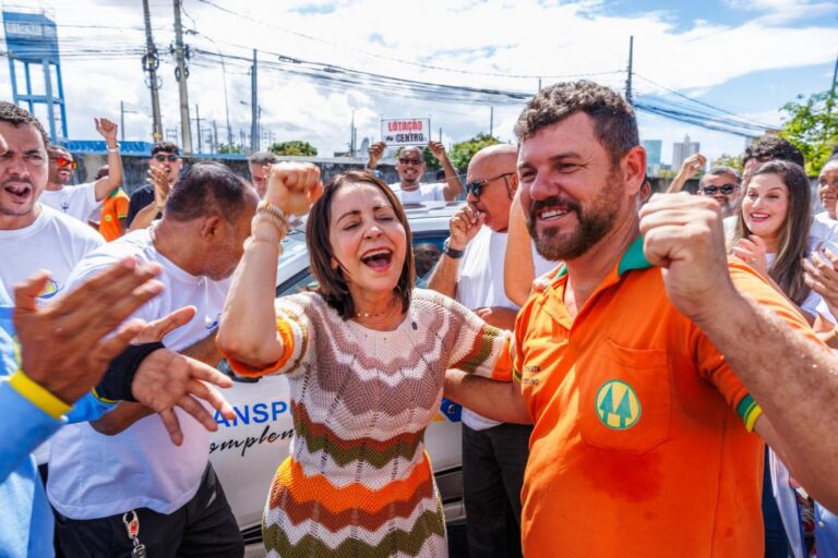 Prefeita Emília entrega autorizações e consolida vitória do transporte complementar