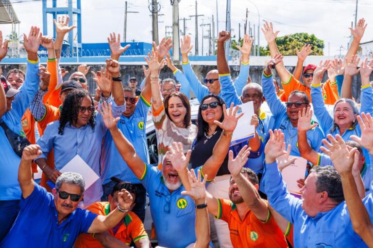 Prefeita Emília entrega autorizações e consolida vitória do transporte complementar