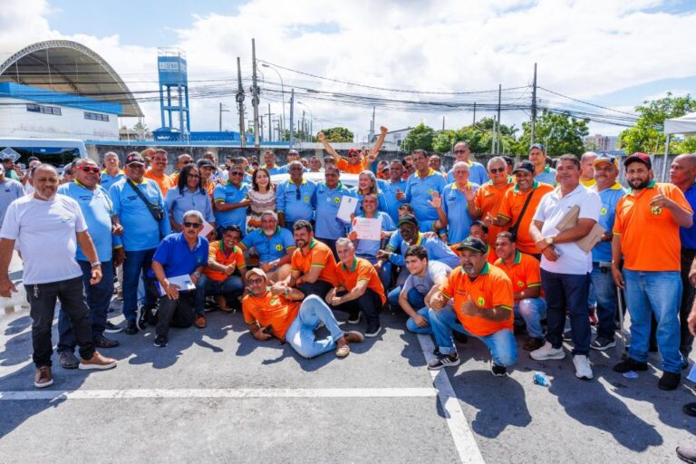 Prefeita Emília entrega autorizações e consolida vitória do transporte complementar