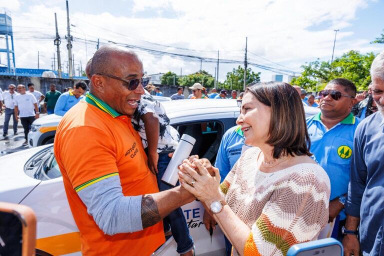 Prefeita Emília entrega autorizações e consolida vitória do transporte complementar