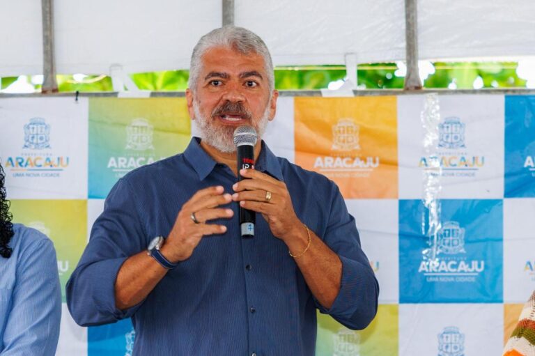 Prefeita Emília entrega autorizações e consolida vitória do transporte complementar