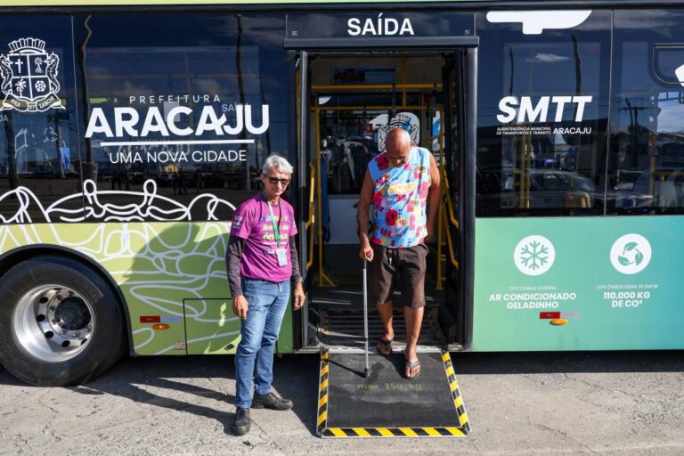 Prefeita Emília entrega mais 15 ônibus elétricos à população e anuncia novos investimentos no transporte coletivo