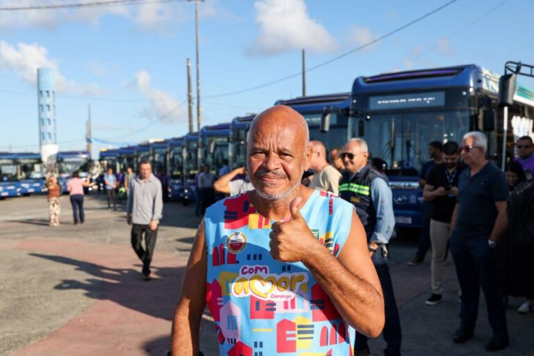 Prefeita Emília entrega mais 15 ônibus elétricos à população e anuncia novos investimentos no transporte coletivo